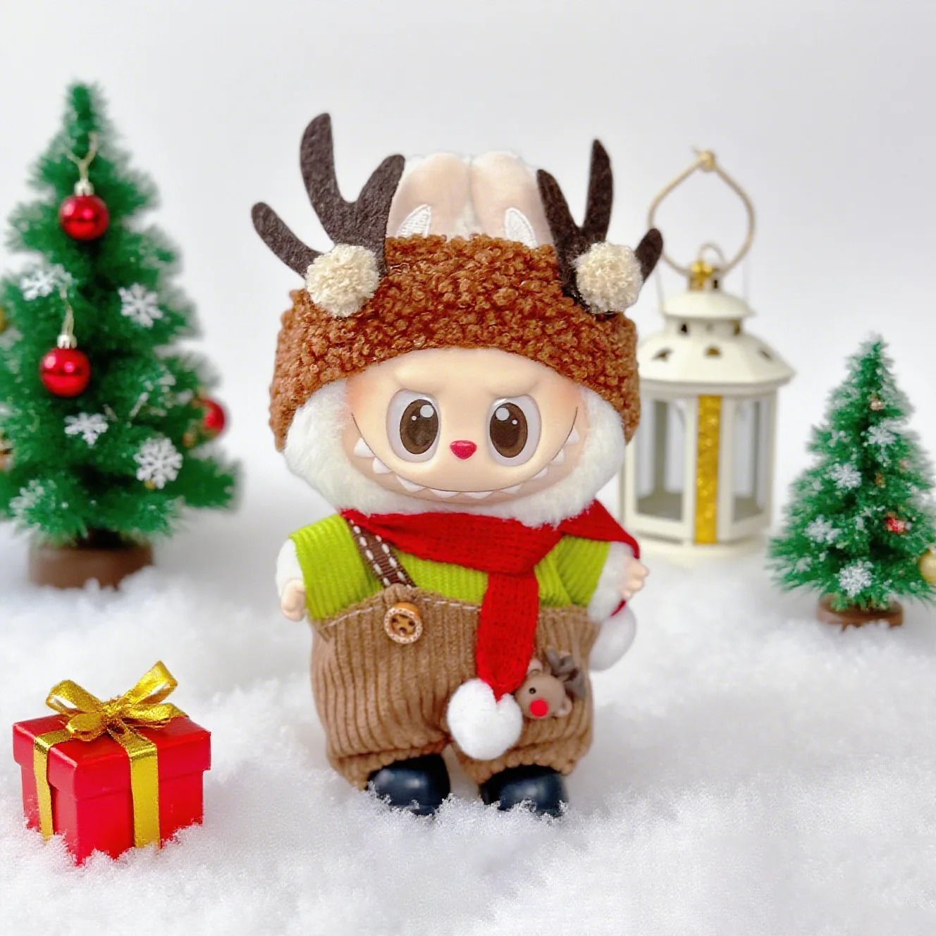 Labubu 17 cm Christmas Reindeer Outfit – Green Sweater, Corduroy Overalls & Antler Hat